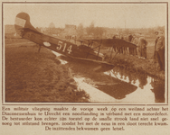 873365 Afbeelding van een militair vliegtuigje dat in verband met een motordefect een noodlanding maakte op een weiland ...